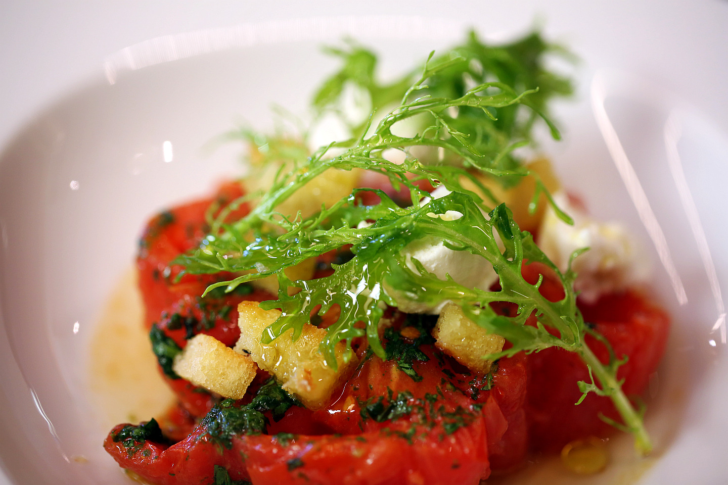 Ochsenherzparadeiser mit Brotcroûtons und Schafkäse – LT1 ... Ochsenherzparadeiser mit Brotcroûtons und Schafkäse – LT1 ...