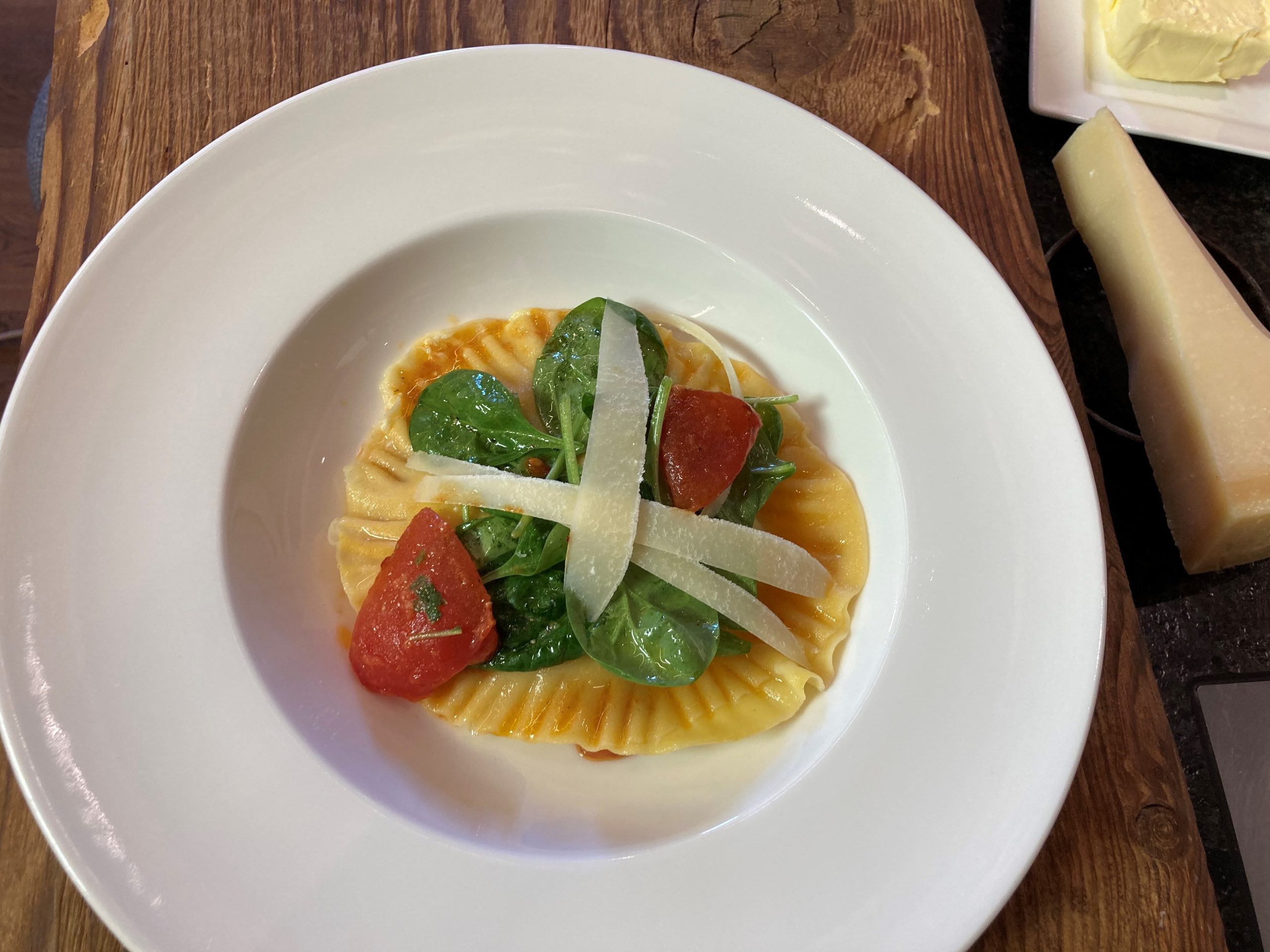 Spinat, Ei, Ricotta Ravioli mit geschmorten Tomaten und Parmesan – LT1 ...