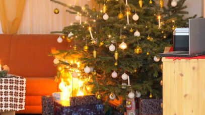 111 Christbaum brennt