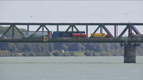 111 Donaubrücke Sperre