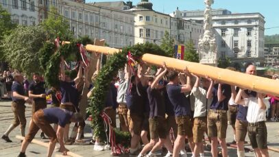 Fensterln Maibaum