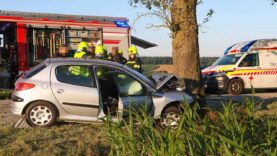 111 Auto Unfall Baum