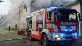 111 Firmenhalle Brand