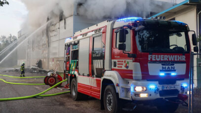 111 Firmenhalle Brand