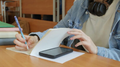 111 Handy Schule Studie
