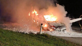 111 Auto brennt Flammen