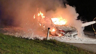 111 Auto brennt Flammen